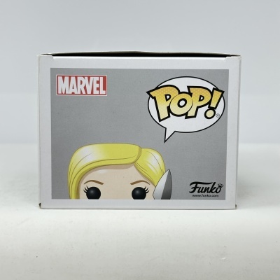 Caixa de Funko Pop branca com personagem loira e faca, logótipos MARVEL e POP!