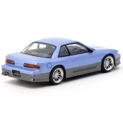 Miniatura de carro desportivo azul e cinzento com jantes cromadas