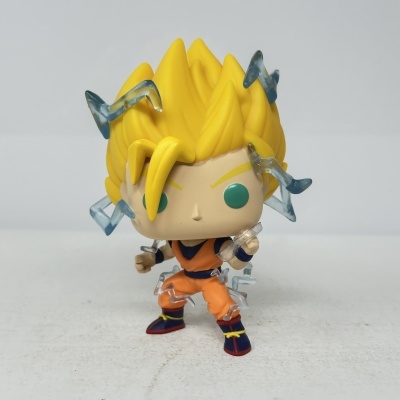 Figura Funko Pop com cabelo amarelo espetado e efeitos elétricos azuis