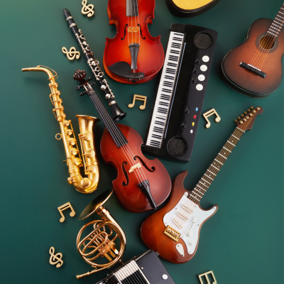 Instrumentos musicais variados sobre fundo verde com notas musicais decorativas douradas.