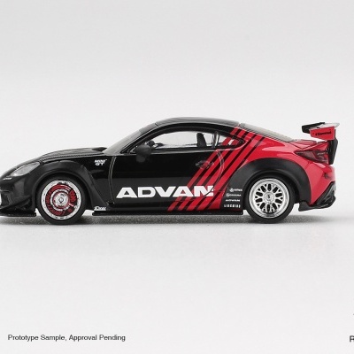Miniatura de carro de corrida preto e vermelho com texto ADVAN