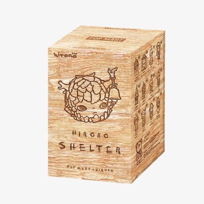 Embalagem de figura colecionável com design de madeira e desenho de personagem com cabelo escamoso e sino.