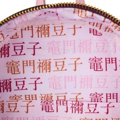 Interior de bolsa rosa com fecho e forro branco com caracteres chineses