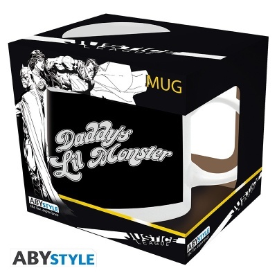 Caneca preta com texto 'Daddy's Lil Monster' em caixa preta com design gráfico