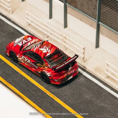 Miniatura de carro de corrida vermelho decorado com gráficos EVA Racing numa pista