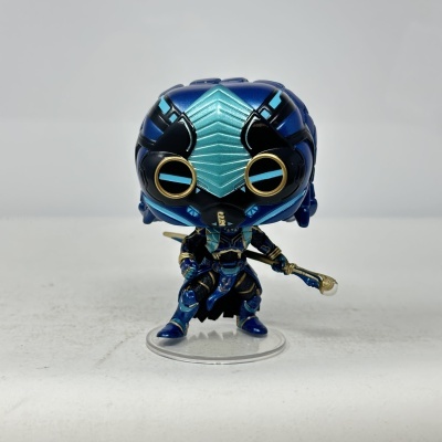 Figura Funko Pop azul e preto com detalhes dourados e arma