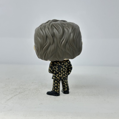 Figura de ação vista de trás com cabelo castanho e roupa preta dourada