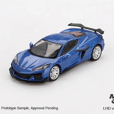 Miniatura de carro azul metalizado com spoiler preto e jantes brancas