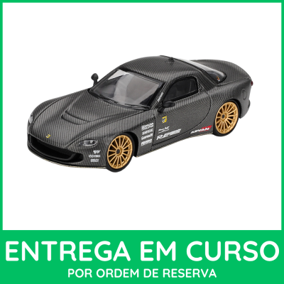 Miniatura de carro de corrida preto com jantes douradas em fundo branco e moldura verde e texto em branco.