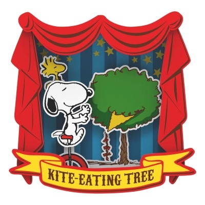 Ilustração de teatro com Snoopy, árvore verde e passarinho, texto KIT-EATING TREE