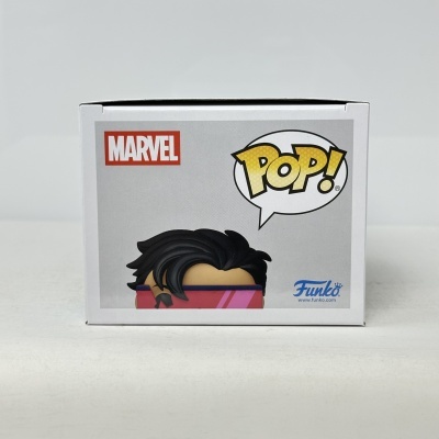 Quiz frontal da embalagem de um boneco Funko Pop da Marvel com cabelo preto e óculos rosa.