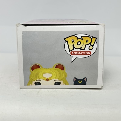 Caixa de Funko Pop! com bonecos da Sailor Moon e do gato Luna