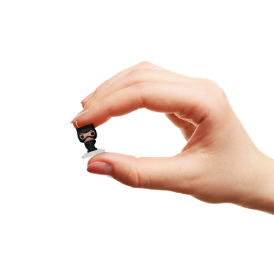 Mão a segurar pequena figura de plástico com cabeça preta e máscara