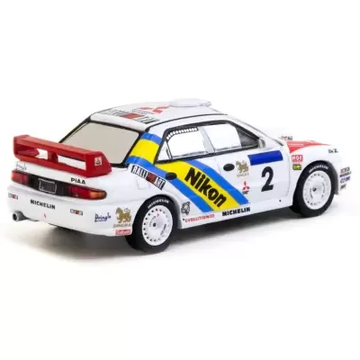 Miniatura carro de corrida Mitsubishi Evolution III branco com faixas amarelas e azuis e spoiler vermelho