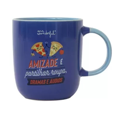 Caneca azul com desenho de pizzas e texto em português sobre amizade