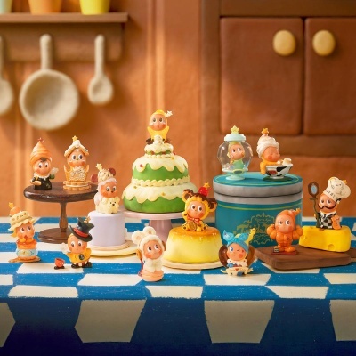 Figuras decorativas coloridas de personagens em miniatura com acessórios e bolos sobre mesa xadrez azul e branco