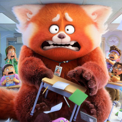 Panda vermelho animado assustado numa sala de aula com crianças ao fundo