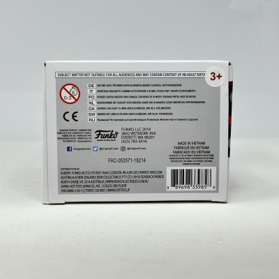 Embalagem branca com texto preto e vermelho e código de barras