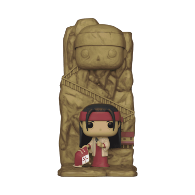 Funko Pop figura com roupa tradicional em frente a escultura de rosto em pedra.