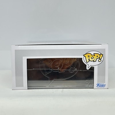 Embalagem Funko Pop branca com janela transparente e logo POP amarelo.