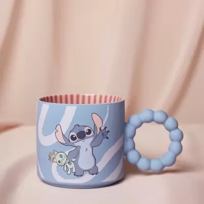Caneca azul com personagens animados e alça circular em bolhas