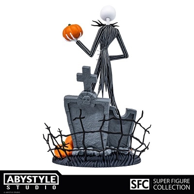 Figura decorativa de personagem esguio com abóbora sobre base de pedra e arame farpado