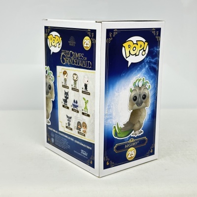 Caixa Funko Pop! personagem Augurey nº 25, coleção The Crimes of Grindelwald em fundo azul.