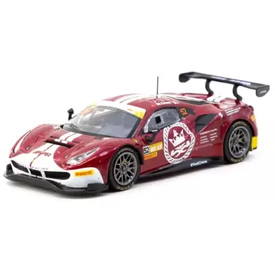 Miniatura de carro de corrida vermelho com faixas brancas e aerofólio preto