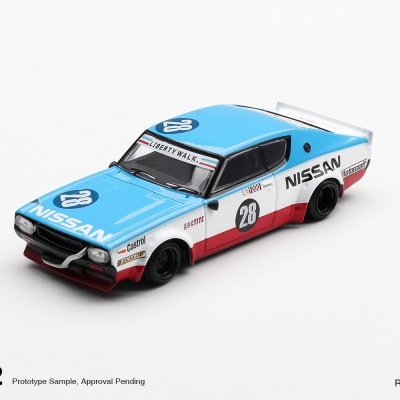 Miniatura de carro Nissan azul, branco e vermelho com número 28