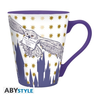 Caneca branca com interior e pega roxa, estrelas douradas, castelo e coruja a voar com papel 