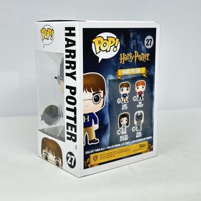 Caixa da figura Funko Pop! Harry Potter com janela transparente e fundo azul com outras figuras da coleção
