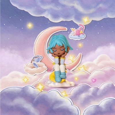 Figura colecionável de personagem com cabelo azul sentada numa lua cor-de-rosa em fundo de céu estrelado