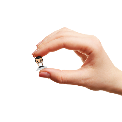 Mão segurando miniatura de personagem em branco e preto