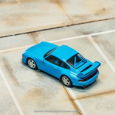 Miniatura de carro desportivo azul num parque de estacionamento