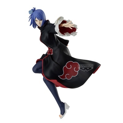 Figura colecionável de personagem de anime com manto preto e cabelo azul em pose de ação