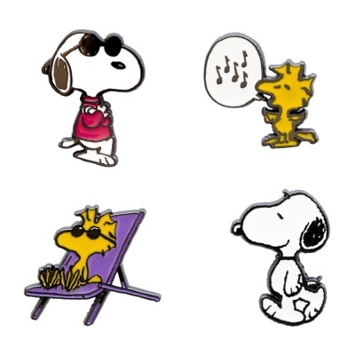 Conjunto de quatro pins Snoopy e Woodstock com cores variadas e óculos escuros