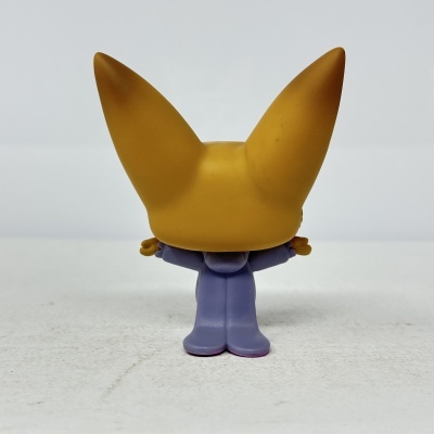 Figura de brinquedo com cabeça amarela e corpo roxo vista de trás