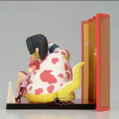 Figura colecionável de personagem com capa branca de manchas vermelhas e detalhes amarelos