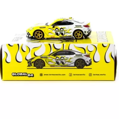 Miniatura de carro desportivo branco e amarelo com rodas douradas sobre caixa amarela com padrão de chamas e texto Global 64