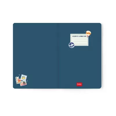 Capa de caderno azul escura com etiquetas ilustrativas de viagens e texto I HAVE A DREAM.