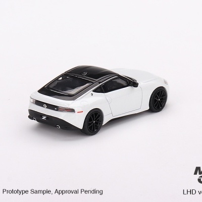 Miniatura de carro desportivo branco com tejadilho preto sobre fundo branco
