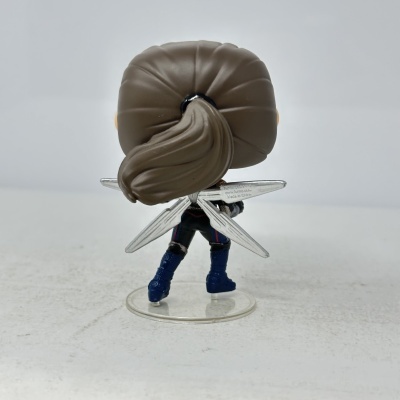 Figura Funko Pop vista de costas com rabo de cavalo e quatro lâminas metálicas nas costas