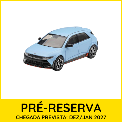 Miniatura de carro azul claro com detalhes pretos e vermelhos sobre fundo branco.