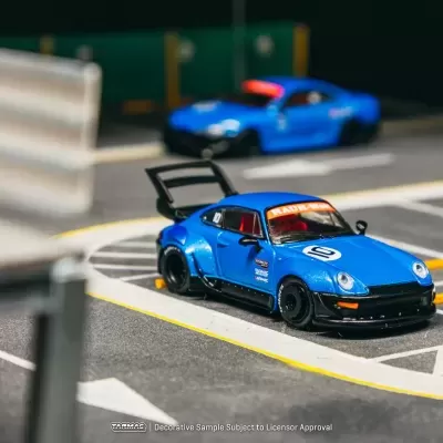 Miniatura de carro desportivo azul com detalhes laranja e portas abertas.