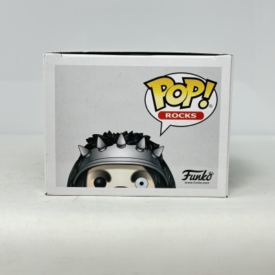 Detalhe da caixa branca Funko Pop Rocks com boneco de cabelo preto e coroa com picos