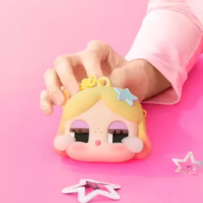 Bolsa em forma de rosto de boneca colorida com acessórios de estrelas