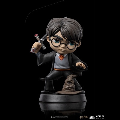 Figura colecionável de Harry Potter com varinha e Chapéu Seletor