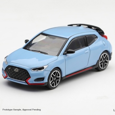 Miniatura de carro azul claro com detalhes em preto e vermelho sobre fundo branco