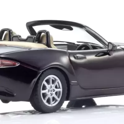 Modelo de carro preto conversível Mazda Roadster com interior bege em fundo branco