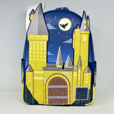Mochila azul e amarela com desenho de castelo e lua cheia